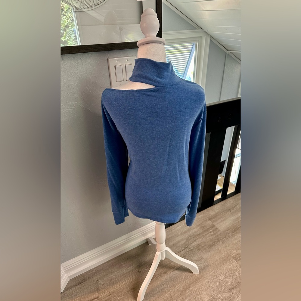 💙 Ariella Mock Neck Cold Shoulder Top - Picture 2 of 3